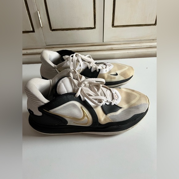 MEN’s NIKE KYRIE LOW 5 DJ6012101 WHITE AND METALLIC GOLD TENNIS SHOES SIZE 11